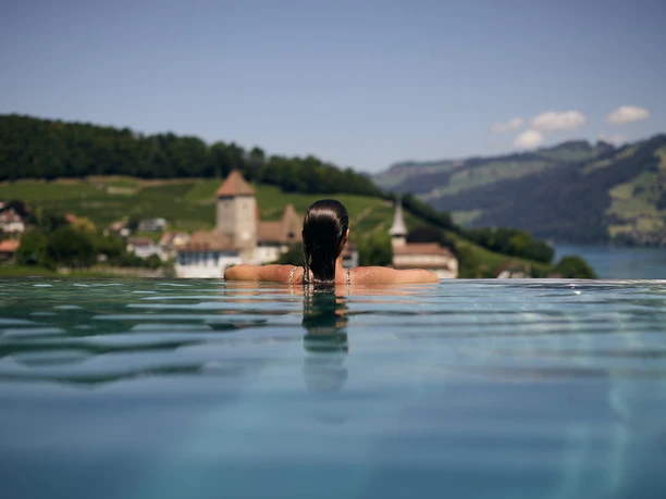 spiez-belvedere-wellness-oase-inifinity-pool-aussicht-bucht.jpg