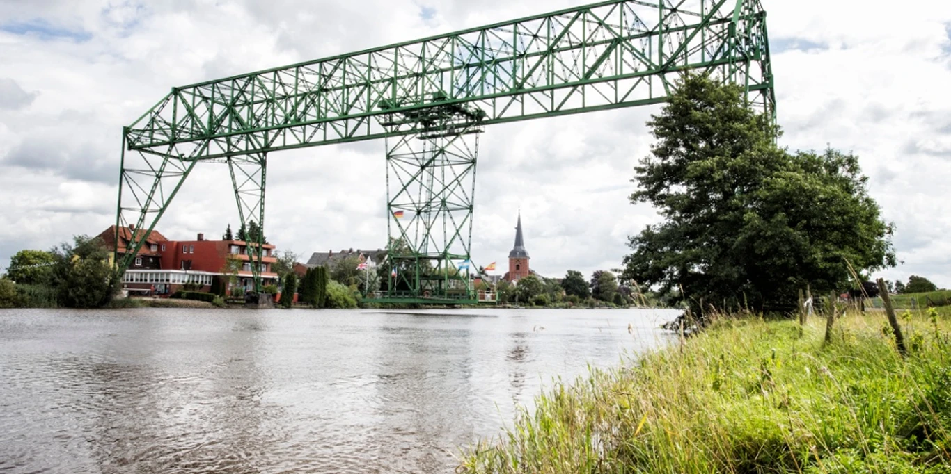 Die Schwebefähre auf ihrem Weg über der Oste