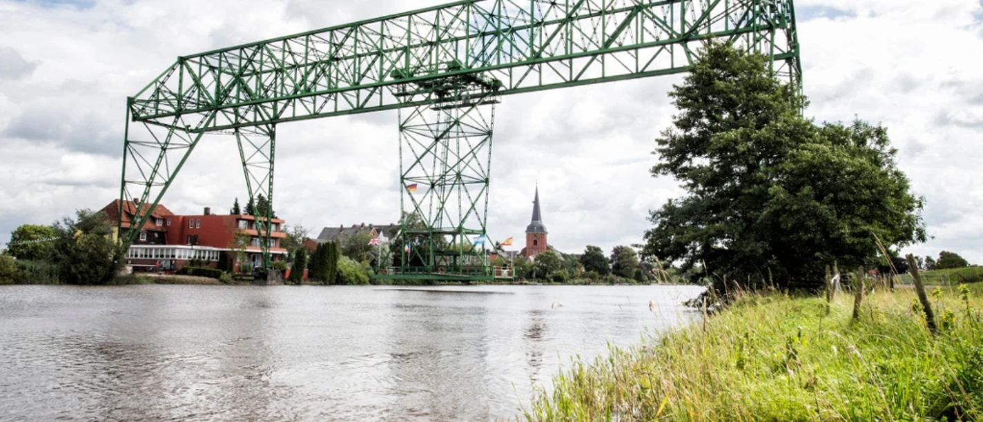 Die Schwebefähre auf ihrem Weg über der Oste