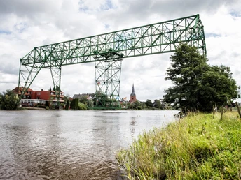 Die Schwebefähre auf ihrem Weg über der Oste