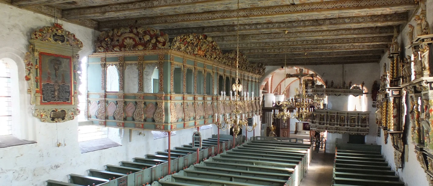 Blick von der Orgelempore in den Kirchenraum