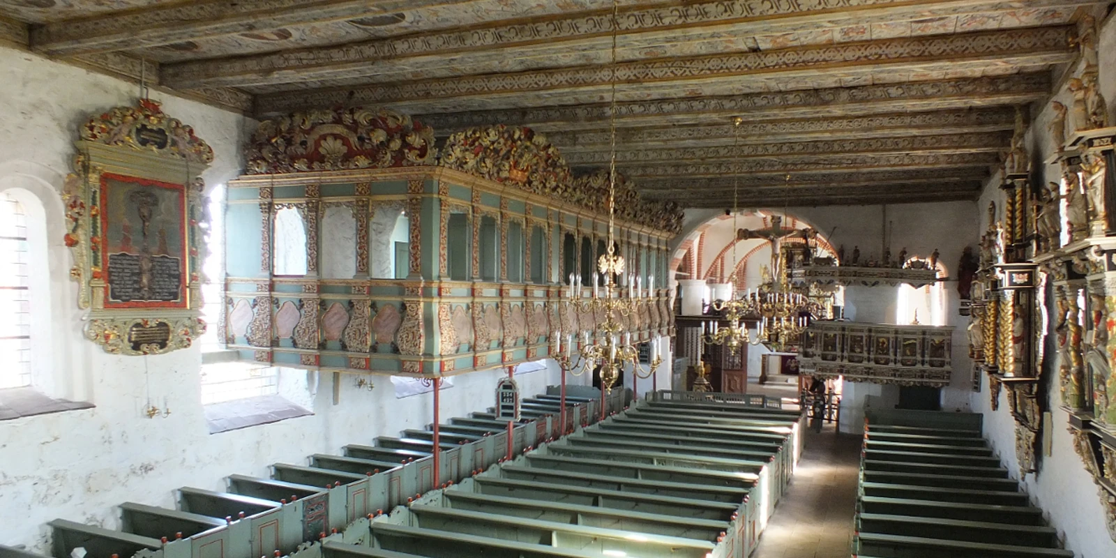 Blick von der Orgelempore in den Kirchenraum