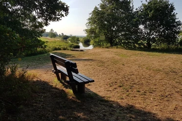 Sitzbank an der Kanuanlegestelle Düringen