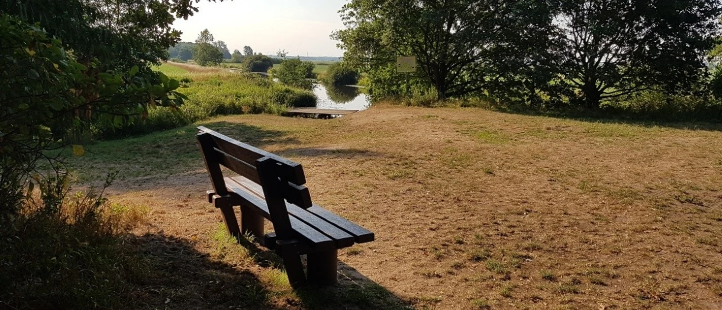 Sitzbank an der Kanuanlegestelle Düringen