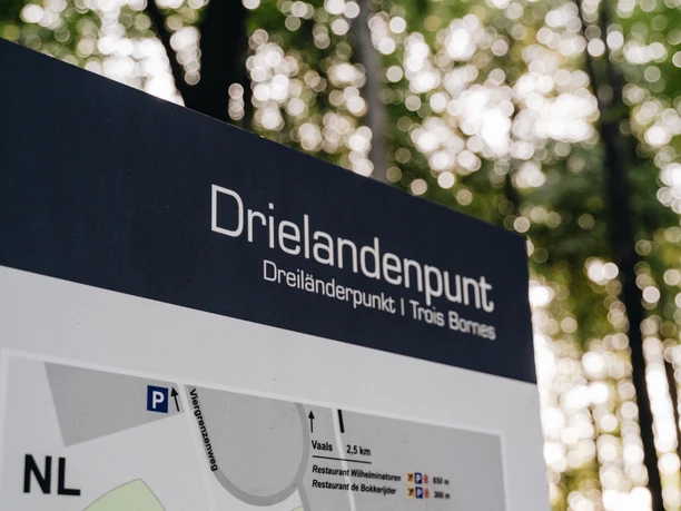 Nahaufnahme eines Informationsschildes mit der Aufschrift "Drielandenpunt".