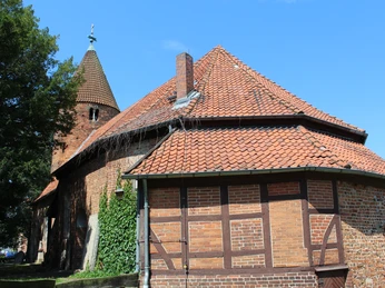 Kirche St. Annen Westen Die Kirche St. Annen Westen aus rotem Backstein mit Fachwerk-Elementen und grünem Efeu bewachsen.