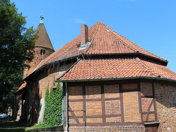 Kirche St. Annen Westen Die Kirche St. Annen Westen aus rotem Backstein mit Fachwerk-Elementen und grünem Efeu bewachsen.