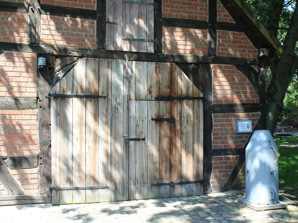 Dörverden Kalibergbau Hülsen Historischer Fachwerkbau mit hölzernen Toren und umgebendem Grün, typisch für Kalibau-Regionen.