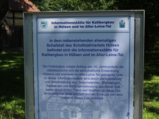 Informationsschild über den Kalibergbau in Hülsen und im Aller-Leine-Tal vor grünem Hintergrund.