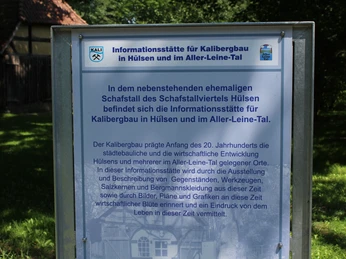 Dörverden Kalibergbau Hülsen Informationsschild über den Kalibergbau in Hülsen und im Aller-Leine-Tal vor grünem Hintergrund.