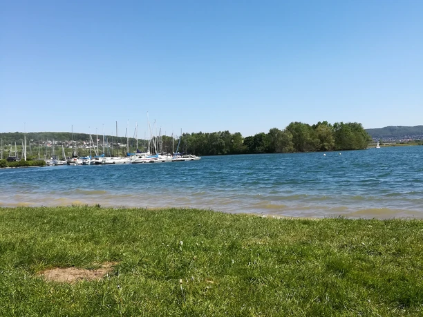 northeimer-seenplatte-badestelle-blick-auf-die-insel-und-den-anleger