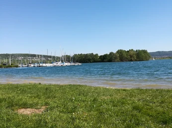 Northeimer Seenplatte Badestelle_Blick auf die Insel und den Anleger northeimer-seenplatte-badestelle-blick-auf-die-insel-und-den-anleger