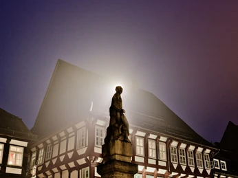 Einbecker Innenstadt_Till Eulenspiegel Brunnen bei Nacht einbecker-innenstadt-till-eulenspiegel-brunnen-bei-nachteinbecker-inner-city-till-eulenspiegel-fountain-at-nighteinbecker-city-centre-till-eulenspiegel-fountain-at-nighteinbecker-stadscentrum-till-eulenspiegel-fontein-bij-nacht