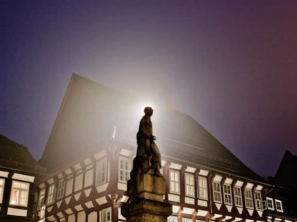 Einbecker Innenstadt_Till Eulenspiegel Brunnen bei Nacht einbecker-city-centre-till-eulenspiegel-fountain-at-night