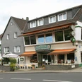 Hotel Laber Ein traditionelles Hotel mit Café, großer Fensterfront und Außenterrasse an einer kurvigen Straße.