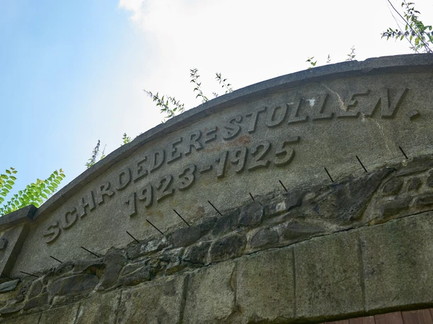 Schild Schröderstollen Foto Achim Meurer 2017 Nördliches Harzvorland Tourismusverband e.V. (81).jpg Schild Schröderstollen Nördliches Harzvorland