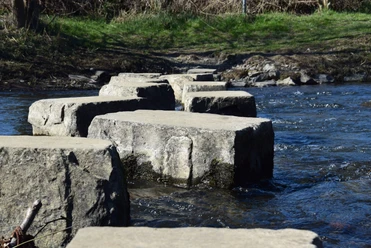 Furt durch die Wupper Steine im Bach, die als Trittsteine für eine sichere Überquerung des Wassers dienen.