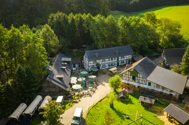 Gammersbacher Mühle Altes Fachwerkhof-Ensemble im Grünen mit Innenhof, umgeben von Bäumen und Wiesen.