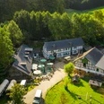 Gammersbacher Mühle Altes Fachwerkhof-Ensemble im Grünen mit Innenhof, umgeben von Bäumen und Wiesen.