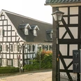 Ortskern Ruppichteroth <p>Fachwerkhäuser in sonnigem Dorf Ruppichteroth, mit grünen Akzenten und historischer Architektur.</p>