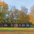 Emslandlager Versen Holzbaracke des Emslandlagers Versen im Herbst, umgeben von Bäumen mit buntem Laub