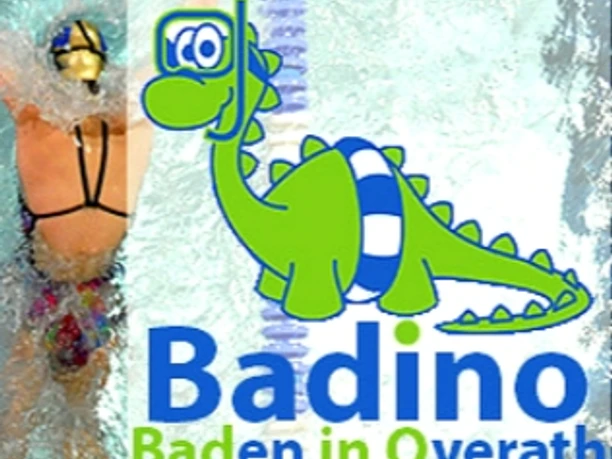 Badino Ein Schwimmer in einem Pool neben dem Logo von "Badino", einem Badezentrum mit einem lustigen Dino-Maskottchen.