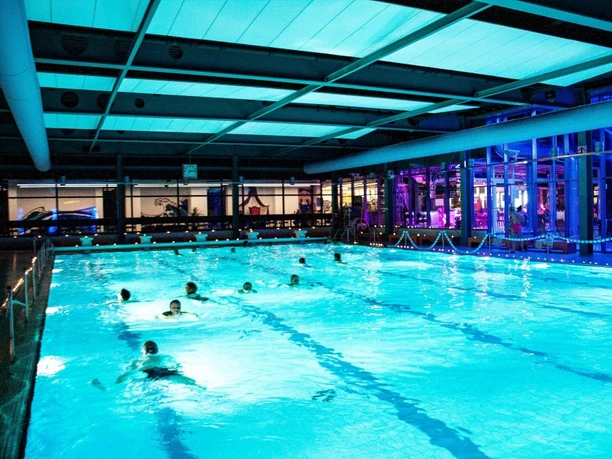 Hallen- und Freibad_Schwimmerbecken beleuchtet indoor-and-outdoor-pool-swimming-pool-lighted