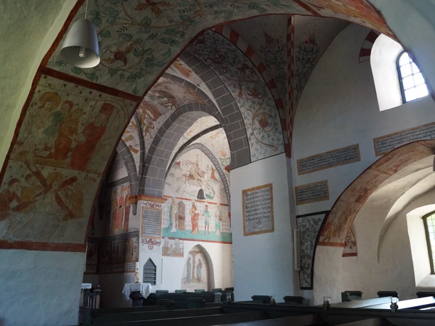 Bonte Kerke Lieberhausen von innen <p>Romanische Kirche mit beeindruckenden Fresken und gewölbten Decken in Gummersbach.</p>