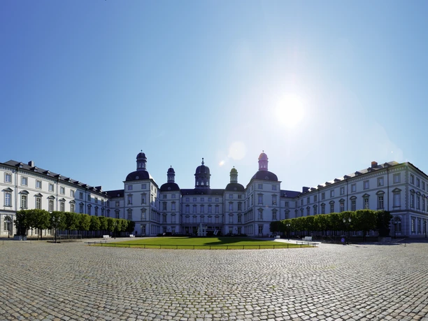 Schloss Bensberg in Bergisch Gladbach Panoramablick auf das prächtige Schloss Bensberg, mit seinen weißen Fassaden und blauen Kuppeln.
