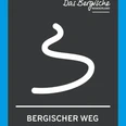 Markierungszeichen Zuweg Bergischer Weg Wegweiser mit stilisierter Wanderlinie und Logo "Das Bergische Wanderland" für den Bergischen Weg.