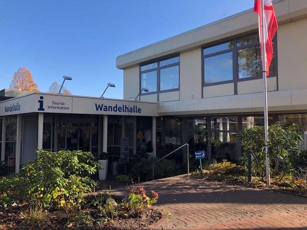 tourist-information-wandelhalle-eingang-herbst.jpg