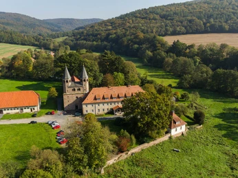 Kloster Bursfelde mit Tagungshaus, Luftbild Kloster Bursfelde mit Tagungshaus, LuftbildBursfelde Monastery with conference center, aerial viewBursfelde Kloster med konferencecenter, luftfotoKlooster Bursfelde met conferentiecentrum, luchtfoto