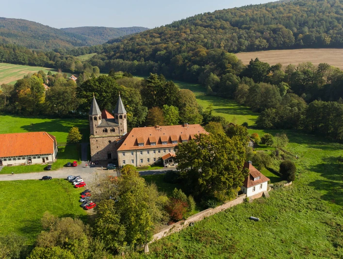 Kloster Bursfelde mit Tagungshaus, Luftbild Kloster Bursfelde mit Tagungshaus, LuftbildBursfelde Monastery with conference center, aerial viewBursfelde Kloster med konferencecenter, luftfotoKlooster Bursfelde met conferentiecentrum, luchtfoto