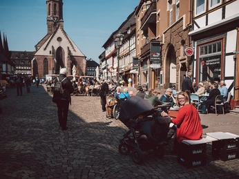 Einbecks Marktplatz Belebter Marktplatz mit vielen Menschen.