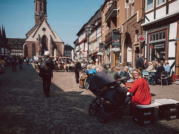 Einbecks Marktplatz Belebter Marktplatz mit vielen Menschen.
