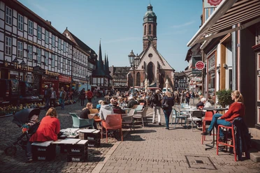 Einbecks Marktplatz Einbecker Marktplatz mit vielen Menschen bei sonnigem Wetter.