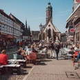 Einbecks Marktplatz Einbecker Marktplatz mit vielen Menschen bei sonnigem Wetter.