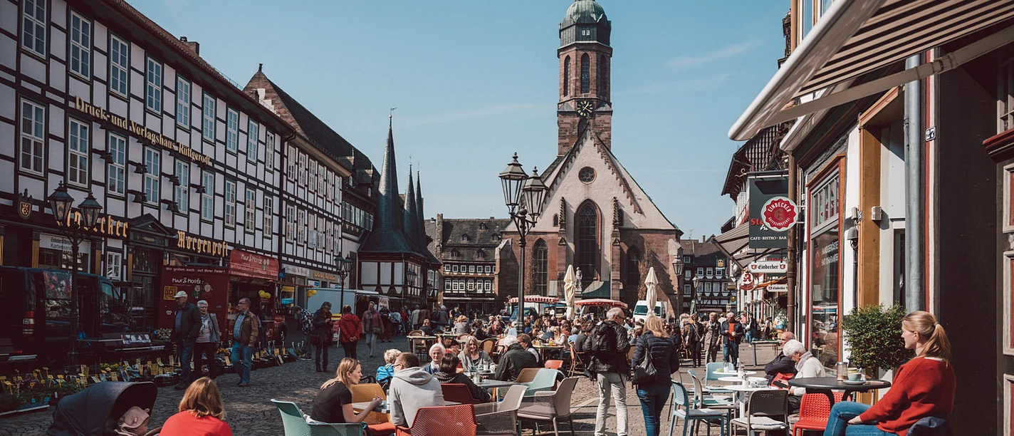 Einbecks Marktplatz Marktplein van Einbeck met veel mensen bij zonnig weer.