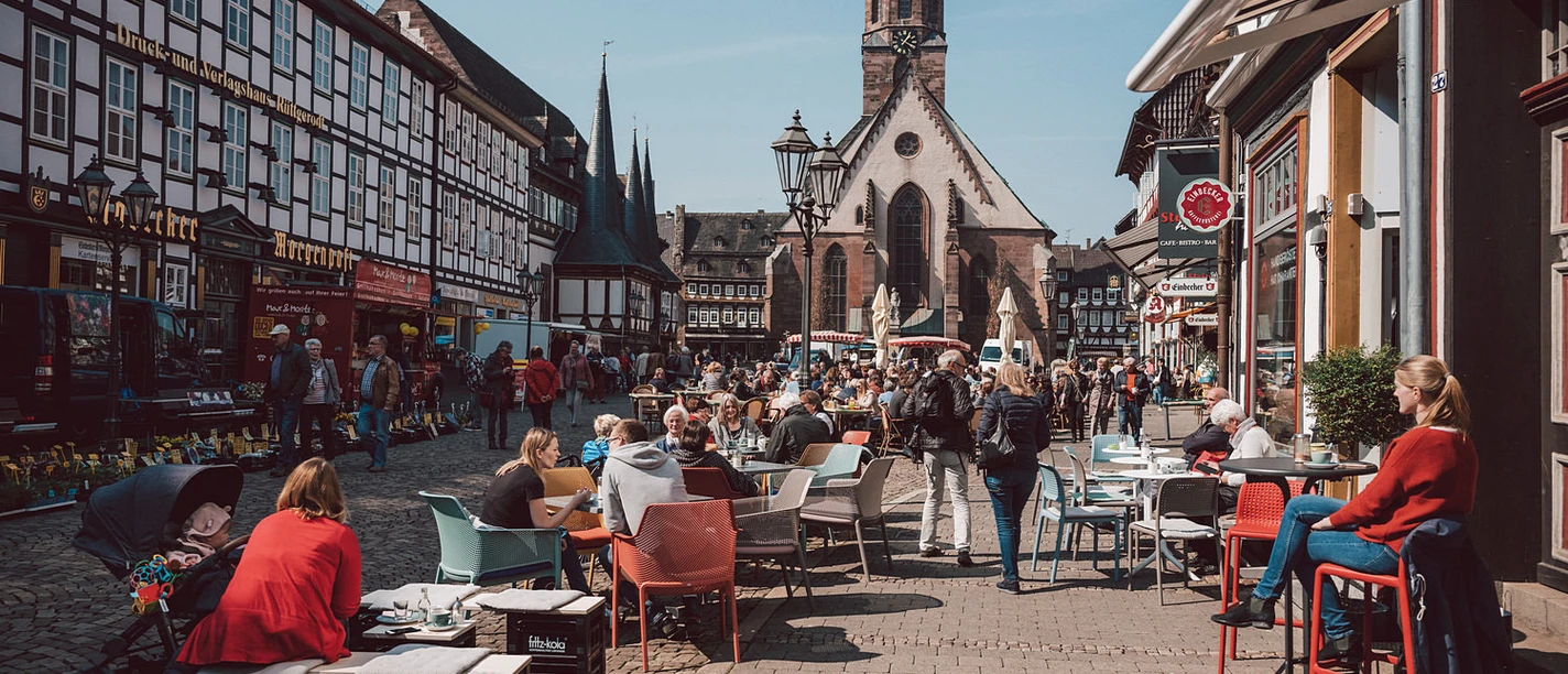 Einbecks Marktplatz Einbecker Marktplatz mit vielen Menschen bei sonnigem Wetter.