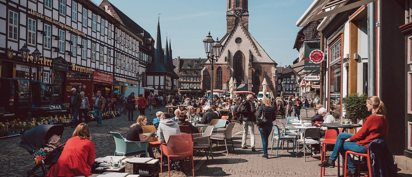Einbecks Marktplatz Einbecker Marktplatz mit vielen Menschen bei sonnigem Wetter.
