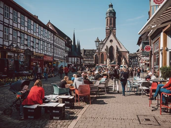 Einbecks Marktplatz Einbecker Marktplatz mit vielen Menschen bei sonnigem Wetter.