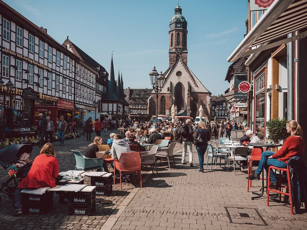 Einbecks Marktplatz Einbecker Marktplatz mit vielen Menschen bei sonnigem Wetter.