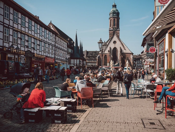 Einbecks Marktplatz Einbecker Marktplatz mit vielen Menschen bei sonnigem Wetter.