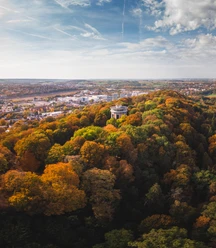 Lousberg Aachen im Herbst Eine Panorama-Ansicht des Lousbergs in Aachen im Herbst, mit farbenfrohen Laubbäumen.