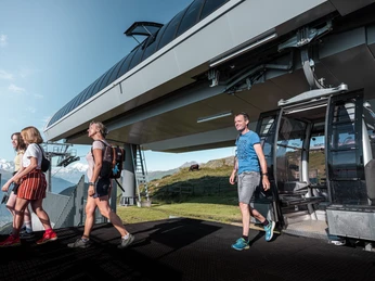 Familien am Wandern auf der Bettmeralp in der Aletsch Arena