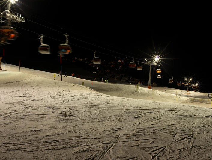 Nachtskifahren auf der Bettmeralp in der Aletsch Arena Nachtskifahren auf der Bettmeralp in der Aletsch Arena