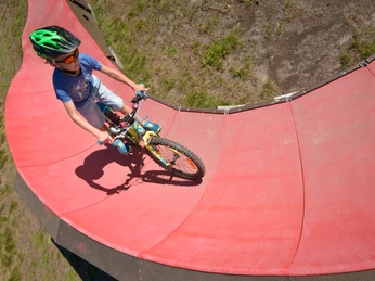 Kinder auf dem Bumptrack im "iische Park"
