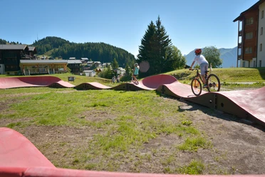 Kinder auf dem Bumptrack im "iische Park"