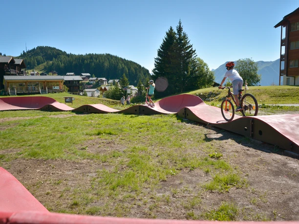 Kinder auf dem Bumptrack im "iische Park"