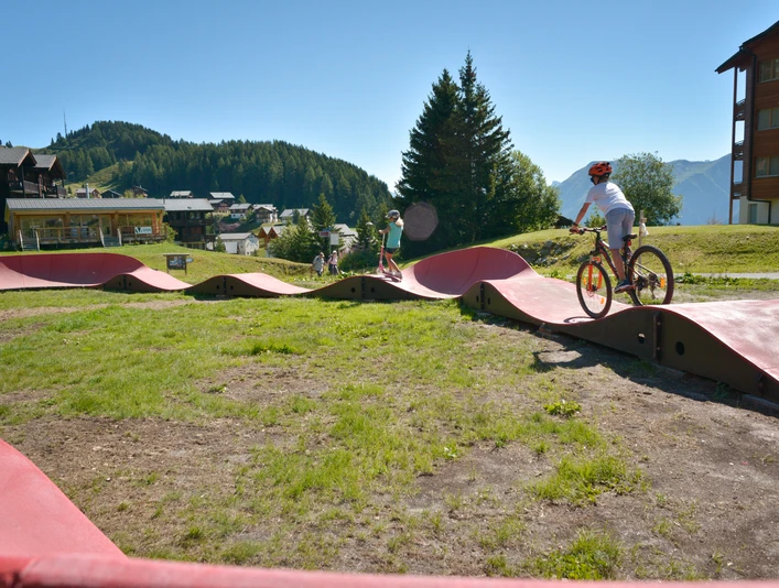 Kinder auf dem Bumptrack im "iische Park"